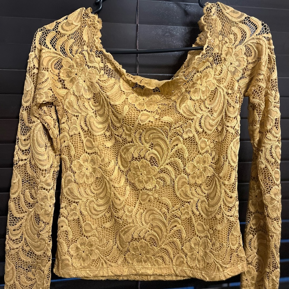 Medium laced mustard yellow longsleeve top.